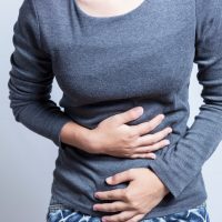 腸に問題を抱える女性